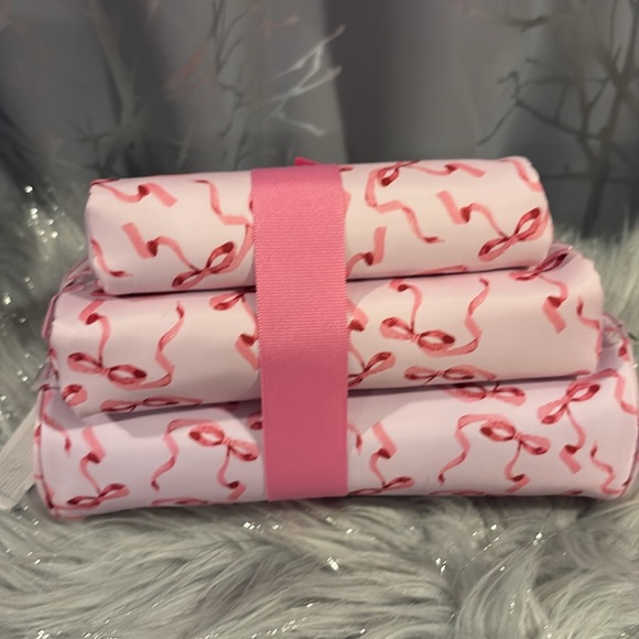 BNWT DWELL STUDIOS Viral Pink Bow Cosmetic Beauty Cases Set of 3 - Picture 6 of 6